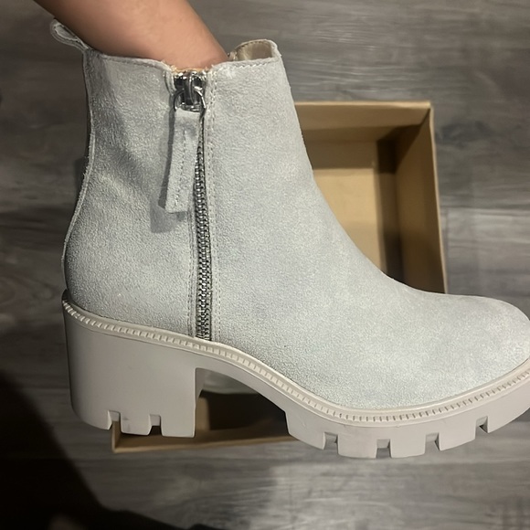 Brand new Steve Madden tan suede size 7 boots. - Picture 2 of 3